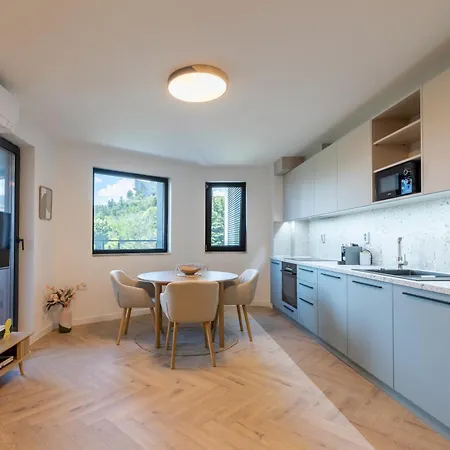 Modern View Flat With Free Parking Apartment