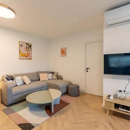 Modern View Flat With Free Parking Apartment